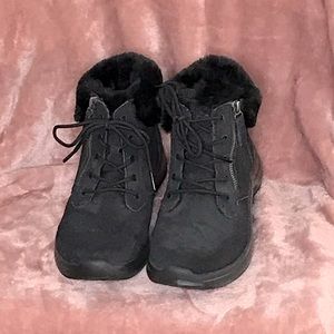 Skechers Women’s zipper booty with faux fur lining size 9 LIKE NEW